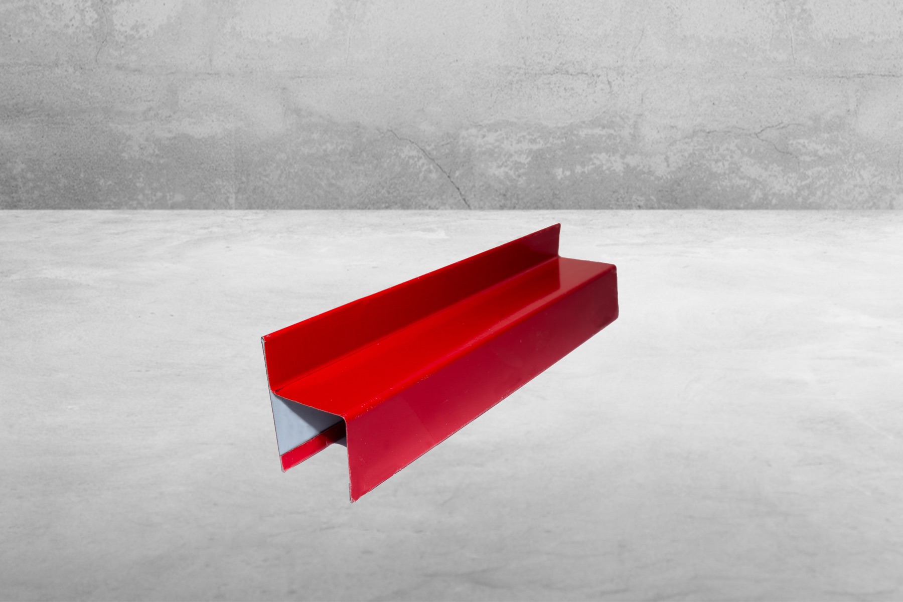 Perfil metálico rojo y plateado para cierre de panel